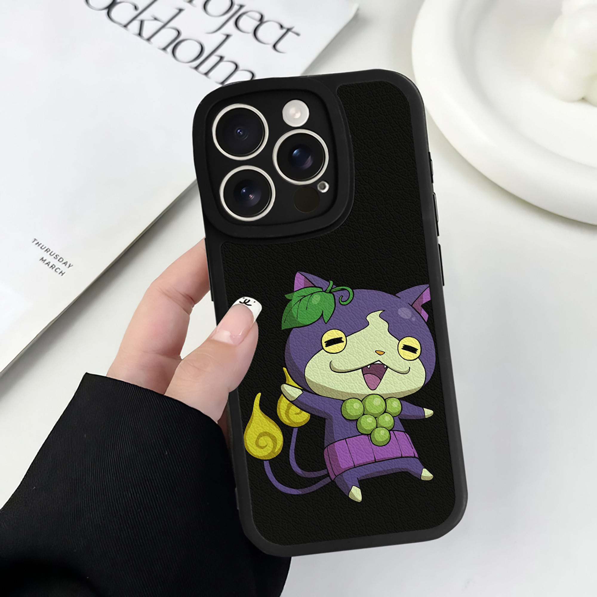 （画像用） 妖怪ウォッチ Yo-kai Watch 【iPhone 16シリーズ対応】シリコンスマホケース（レザー調） 材質：シリコン
